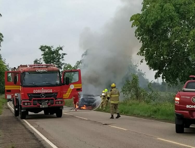 Motorista fica ferido após carro pegar fogo na estrada da Borracha, em Xapuri
