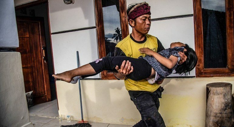 Homem carrega sua filha ferida após terremoto de magnitude 5,6 na Indonésia | ADITYA AJI/AFP - 22.11.2022