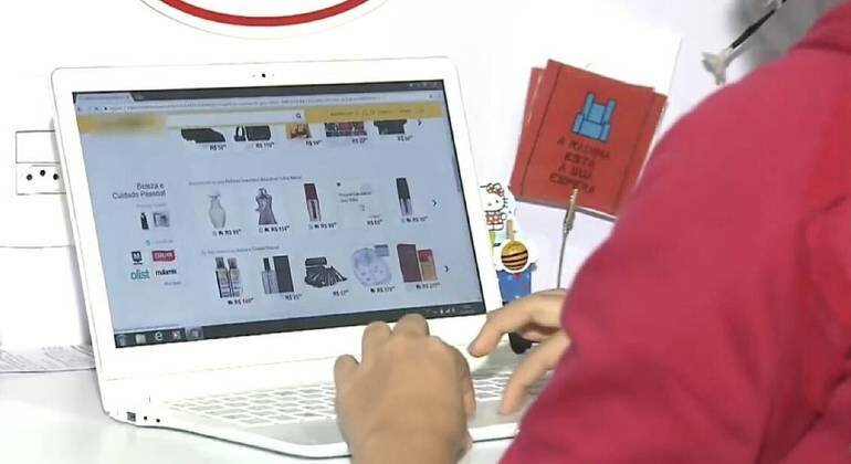 Mulher comprando produtos de perfumaria pela internet | REPRODUÇÃO/RECORD TV