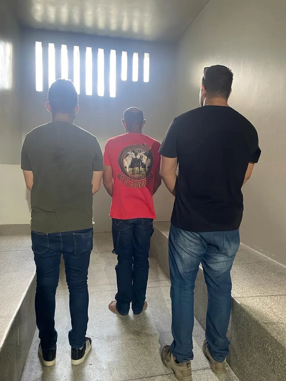 Homem é preso suspeito de estuprar as próprias filhas de 12 e 13 anos