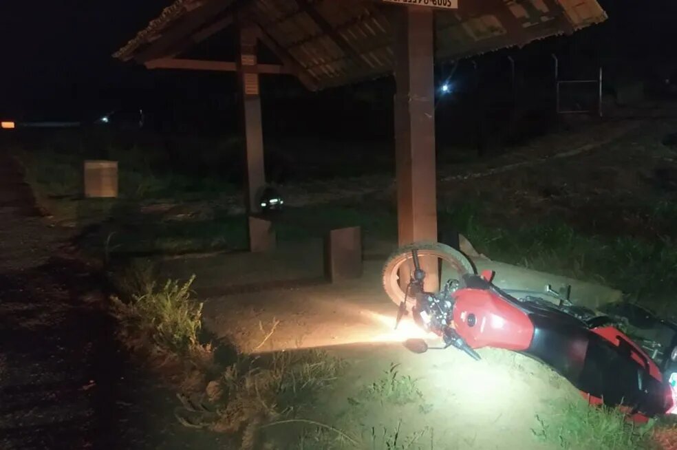 Homem perde controle de moto, bate em parada de ônibus e morre em Rio Branco